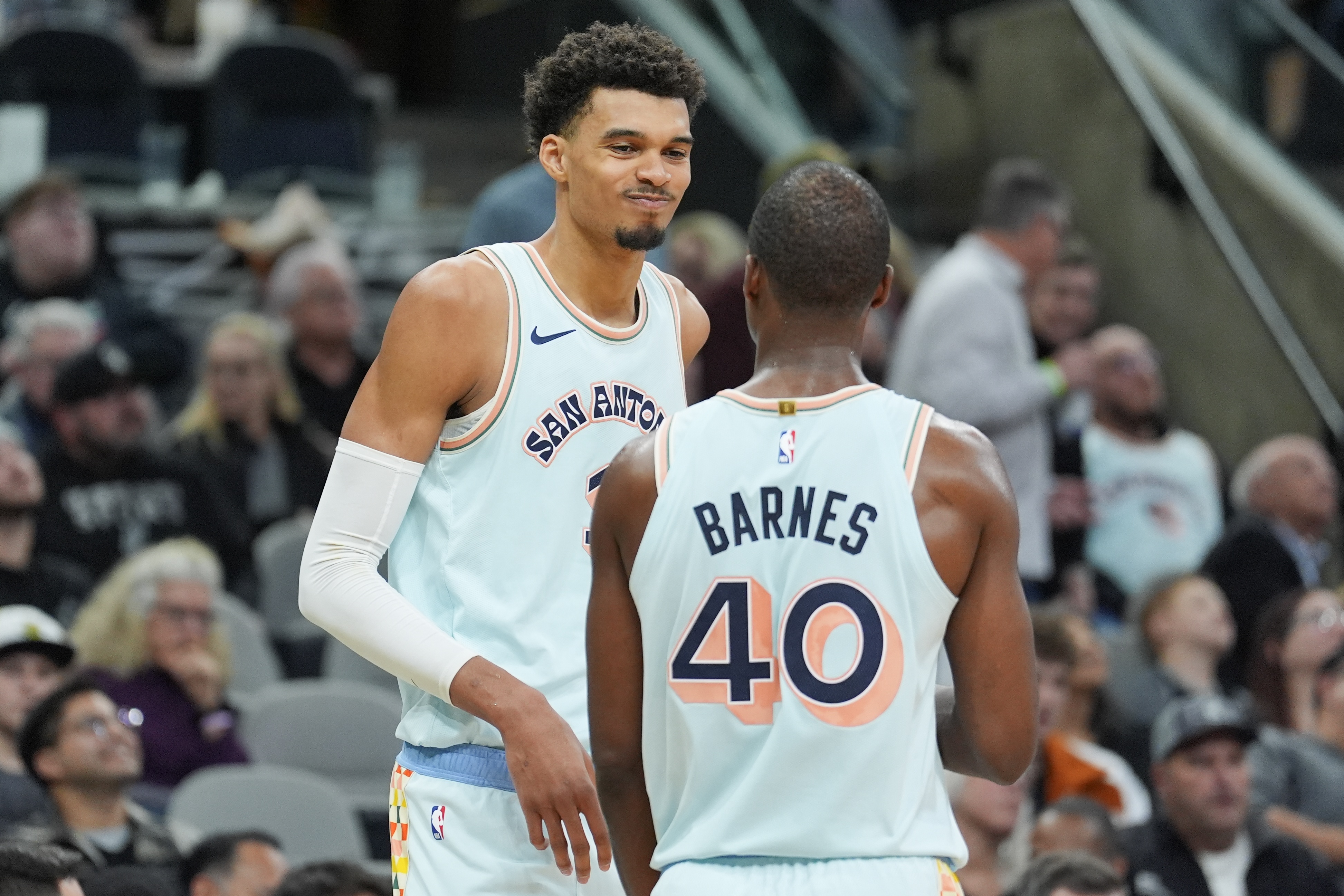 开云体育下载-文班亚马：哈里森·巴恩斯非常靠谱 他在场上总是无可挑剔