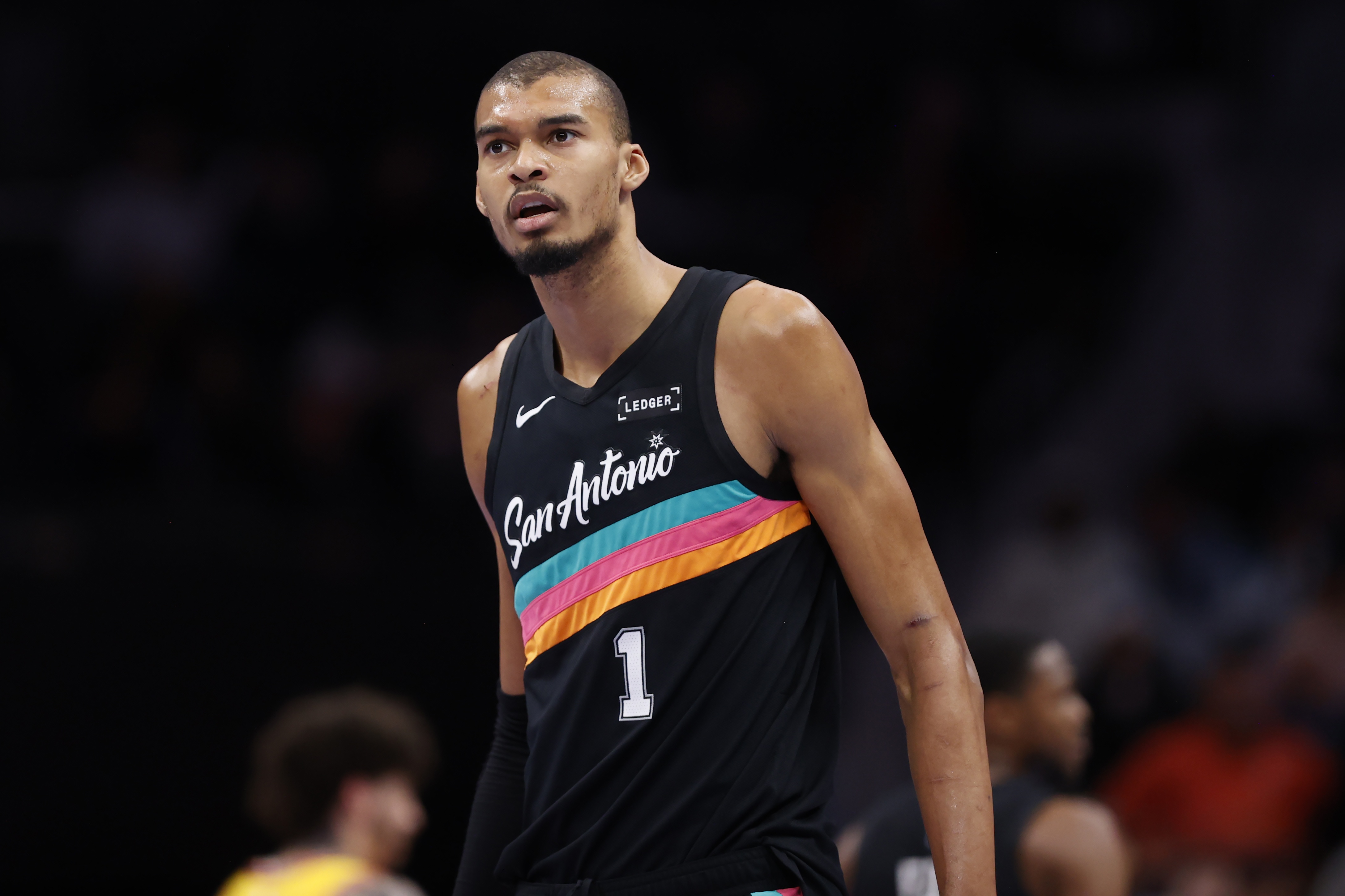 开云官网-巴恩斯：文班的拼劲为球队奠定基调 他能吸引防守注意力盘活进攻